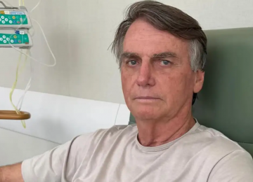 Boletim médico aponta soluços persistentes e fadiga de Bolsonaro