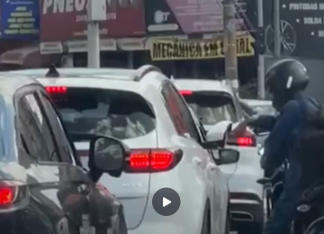 Motociclista persegue carro e danifica veículo durante briga no trânsito