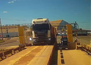 Caminhoneiro embriagado invade empresa com carreta e acaba preso em Rio Verde