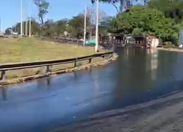 Após carreta tombar e atingir Meia Ponte, empresa leva multa de R$ 2 milhões