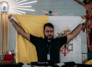 Padre DJ anima romaria em Goiás e surpreende fiéis em vigília
