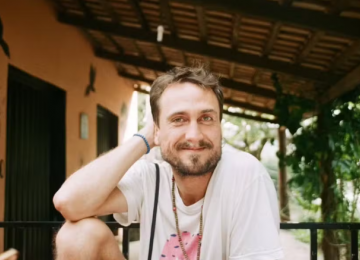 Ator troca novelas por ônibus e vida simples em Goiás