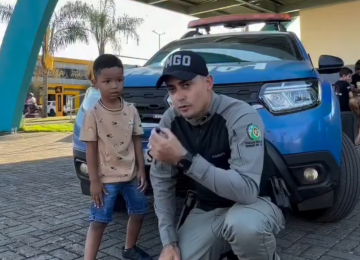Criança acena para PM e denuncia o próprio tio após empurrão