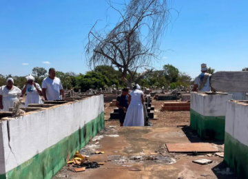 Dezenas de filhos de santo se reúnem para limpar cemitério em Luziânia