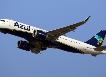 Azul é condenada a pagar R$ 10 mil a adolescente