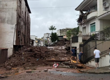 Chuvas deixam ao menos 14 mortos e mais de 400 desabrigados em Juiz de Fora