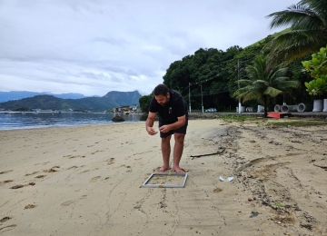 Sete em cada dez praias brasileiras estão contaminadas por microplásticos