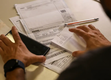 Salário mínimo sobe para R$ 1.621 e novo valor começa a cair na conta dos trabalhadores