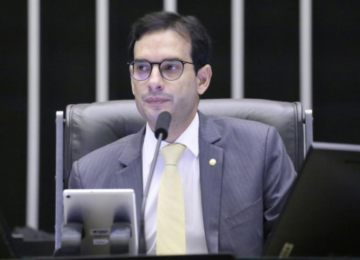 Fim da escala 6x1 pode começar a valer ainda em 2026, diz relator da PEC