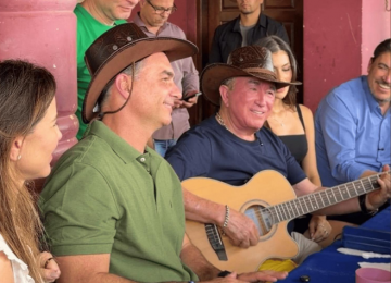 Flávio Bolsonaro visita fazenda de Amado Batista em Goiás 