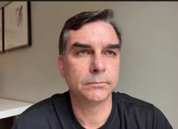 Flávio Bolsonaro aposta em discurso patriótico para rebater Lula e ampliar apoio à direita
