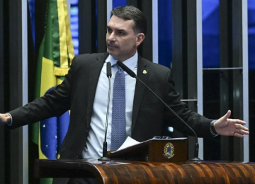 Flávio Bolsonaro diz que acionará OAB após Moraes suspender visitas ao ex-presidente Jair Bolsonaro