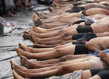 Moradores da Penha levam mais de 50 corpos à praça após operação no Rio