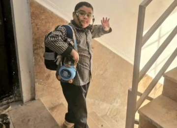 Foto de menino que acenou para a mãe antes da aula viraliza após ataque a escola no Irã