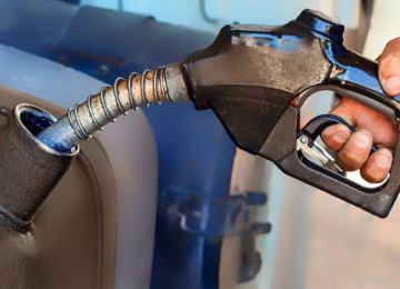 Conflito internacional pressiona preço dos combustíveis e distribuidoras já repassam aumento em estados brasileiros