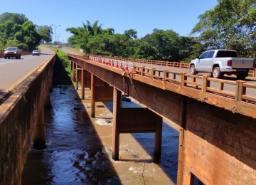 Obra interdita ponte sobre o Rio Claro e altera trânsito na BR-364 em Jataí
