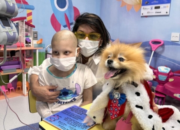Roberta Miranda e mascote Severino visitam crianças em hospital de Santo André
