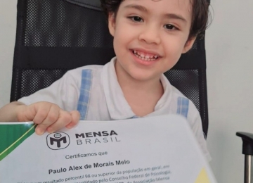 Menino com QI de 132 entra  para sociedade de superdotados e domina quatro idiomas aos dois anos