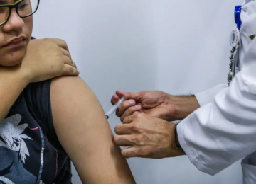 Jovens de 15 a 19 anos ganham mais prazo para tomar vacina contra o HPV pelo SUS