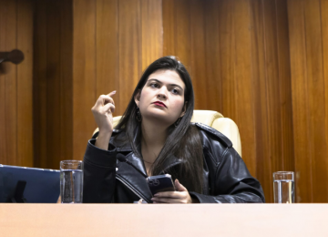Julgamento sobre mandato de Aava Santiago é suspenso após pedido de vista no TRE-GO