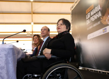 Justiça torna réus quatro investigados por ataques contra Maria da Penha e divulgação de documento falso