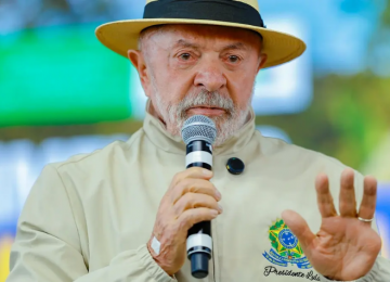 Lula faz gesto com dedo do meio durante discurso no Planalto ao defender acesso de pobres a tratamentos de saúde