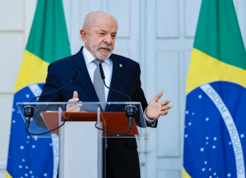 Governo Lula vê articulação entre Milei e Trump para influenciar eleições brasileiras em favor de Flávio Bolsonaro