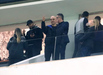 Alexandre de Moraes faz gesto obsceno a bolsonaristas durante clássico em SP; veja foto