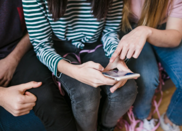 Estudo revela que vício em redes sociais aumenta risco de acreditar e compartilhar fake news