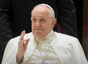 Vaticano proíbe selfies com papa falecido e reforça apelo por respeito