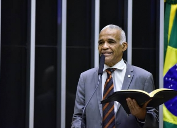 Pastor e deputado Sargento Isidório viraliza ao ensinar homem a andar de moto sem 'roçar'