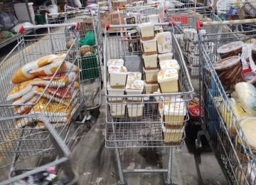 Polícia e Vigilância Sanitária interditam supermercado e apreendem meia tonelada de alimentos estragados em Goiânia