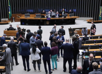 Câmara aprova MP que reforça piso do frete e anistia a multas de caminhoneiros nas eleições de 2022