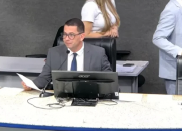 Presidente da Câmara de Vitória é flagrado xingando após sessão com microfone ligado; confira
