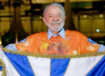 Presidente de escola que homenageou Lula esteve duas vezes no Planalto antes do desfile
