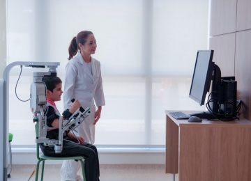 Hospital público de Goiás usa robótica de última geração na reabilitação de crianças com câncer