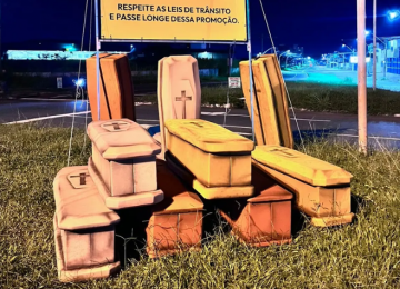 Saldão de caixões chama atenção para aumento de mortes no trânsito em Goiás