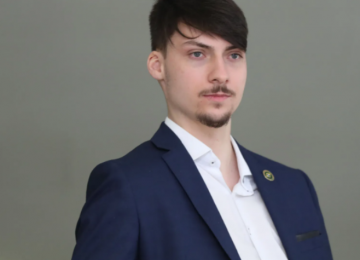 BANCO QUER QUE JUSTIÇA INTIME FILHO MAIS NOVO DE BOLSONARO 