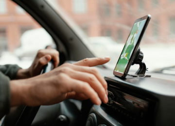 Tem adesivo de candidato no Uber? TSE proíbe propaganda eleitoral em carros de aplicativo