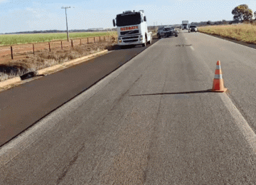 Carreta tomba na BR-060 em Jandaia após condutor passar 21 horas dirigindo sem parar