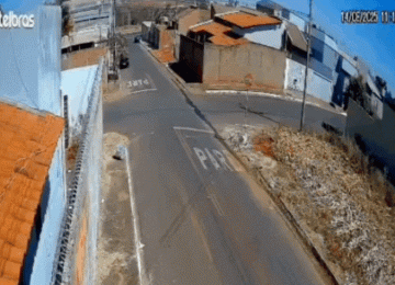 Carreta invade cruzamento, arrasta motocicleta e condutor tem ferimentos leves em Jataí