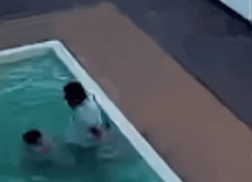 Pai resgata filhos após queda em parte funda de piscina; momento é registrado por câmera