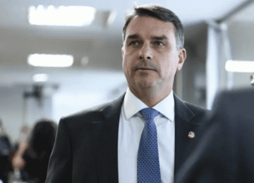 Flávio Bolsonaro é investigado pela PF em inquérito sobre financiamento do filme 'Dark Horse'