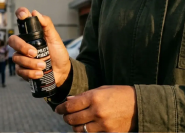 Mulheres passam a poder comprar spray de pimenta para defesa pessoal; veja o que muda com a nova lei