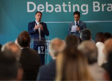 TSE relembra cassação histórica ao analisar declarações de Flávio Bolsonaro sobre urnas eletrônicas