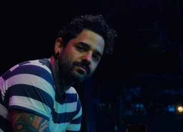 O Emo Vive: Lucas, da Fresno, exalta força do movimento em mini doc que antecipa o festival