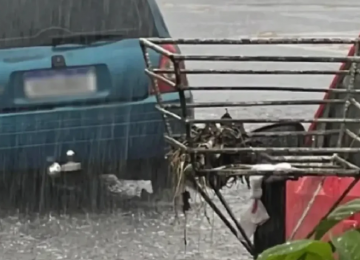Moradores se mobilizam e salvam adolescente arrastada por enxurrada em Goiânia
