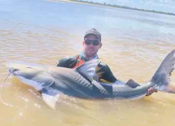 Pescador de Goiás captura piraíba gigante no Rio Araguaia 