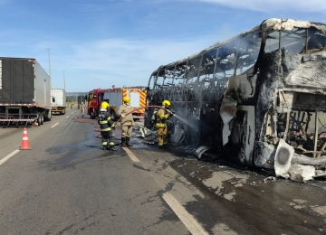 Incêndio em ônibus mobiliza Corpo de Bombeiros em Goiânia 