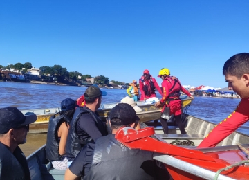 Bombeiros atuam em abalroamento entre embarcações no Rio Araguaia, em Aruanã 